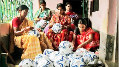 ফুটবল তৈরি করেই স্বনির্ভর বিদেশ বসুর গ্রামের মহিলারা