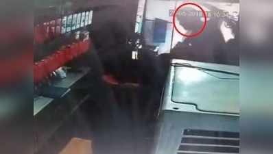 विडियो: उन्नाव में जातिगत टिप्पणी कर लूट ली दुकान, कोतवाली पहुंचे तो पुलिस ने भगा दिया