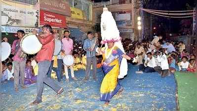 ಮಹಿಳೆ ಹೊತ್ತ ದ್ರೌಪತಮ್ಮನ ಕರಗ ಮಹೋತ್ಸವಕ್ಕೆ ಜನಸಾಗರ