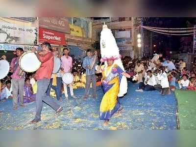 ಮಹಿಳೆ ಹೊತ್ತ ದ್ರೌಪತಮ್ಮನ ಕರಗ ಮಹೋತ್ಸವಕ್ಕೆ ಜನಸಾಗರ