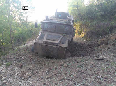 जम्मू-कश्मीर: आईईडी ब्लास्ट की चपेट में आर्मी की गाड़ी, तीन जख्मी