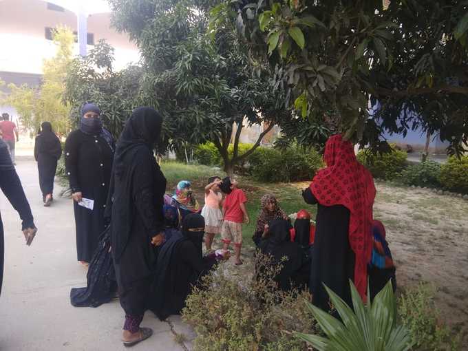 कैराना: मतदान केंद्र के बाहर बैठी मुस्लिम महिलाएं। उन्होंने कहा कि मशीन ठीक हो जाएंगी तब वोट डालकर ही वापस जाएंगे।