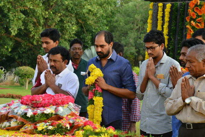 ఎన్టీఆర్ ఘాట్ వద్ద నందమూరి కుటుంబం