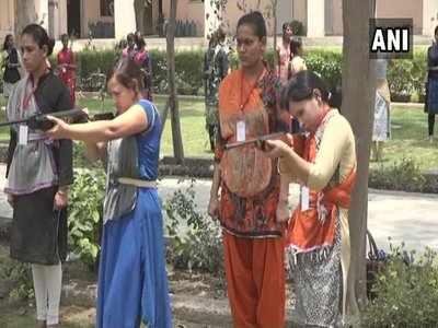 आगरा: विश्व हिंदू परिषद ने महिलाओं को दी हथियार चलाने की ट्रेनिंग