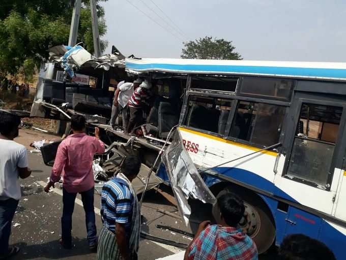 ప్రయాణికులను బయటకు తీస్తున్న స్థానికులు