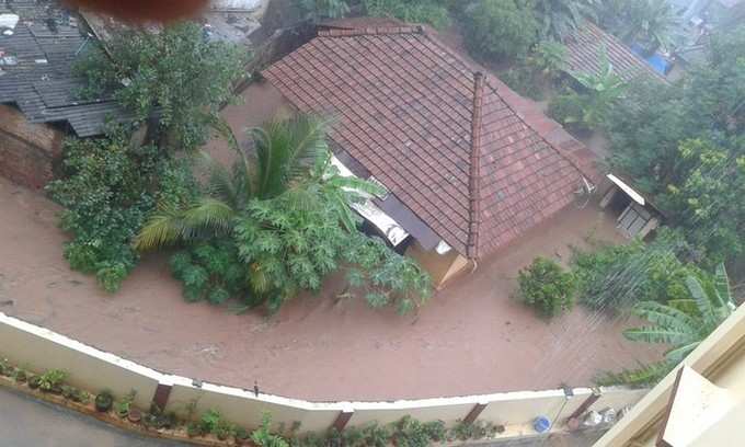 ಮಳೆಗೆ ಮುಳುಗಿರುವ ಮನೆ