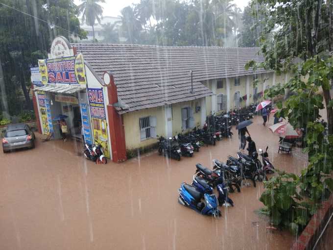 ಅಂಗಡಿಮುಂಗಟ್ಟುಗಳೆಲ್ಲ ಜಲಾವೃತ