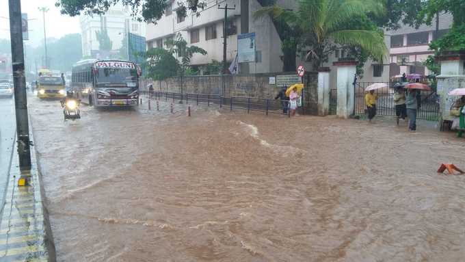 ನದಿಯೋ, ರಸ್ತೆಯೋ; ಪರದಾಡುತ್ತಿರುವ ಜನಸಾಮಾನ್ಯರು