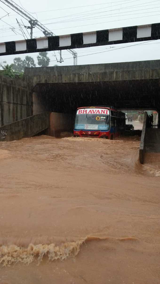 ಸೇತುವೆ ಅಡಿ ಮುಳುಗಿರುವ  ಬಸ್