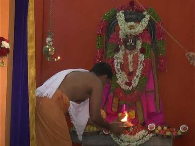 ಅರ್ಚಕರಿಂದ ಆಂಜನೇಯ ಸ್ವಾಮಿ ಪೂಜೆ