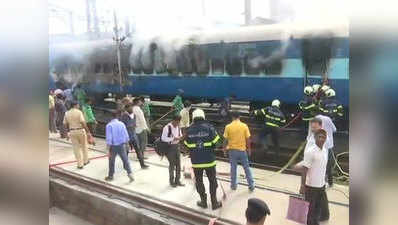 मुंबई: ट्रेन के कोच में लगी आग, कोई हताहत नहीं