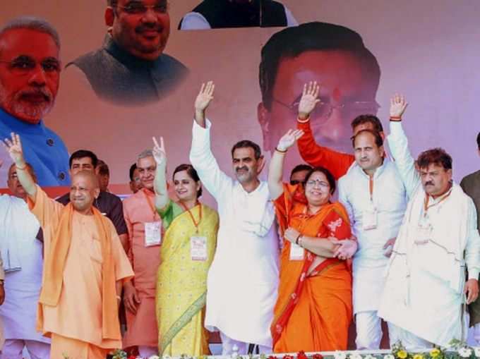 फाइल फोटो: सीएम योगी के साथ चुनावी मंच पर मृगांका
