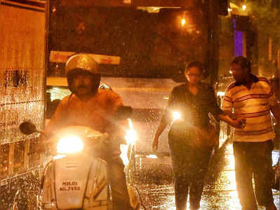 मुंबई में शुरू हुई बारिश, करंट लगने से 2 बच्चों समेत 3 की मौत, उड़ानें हुईं प्रभावित