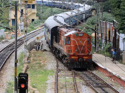 अब ऑनलाइन वेटिंग टिकट वाले भी ट्रेन में कर सकेंगे सफर, SC ने खारिज की रेलवे की अर्जी