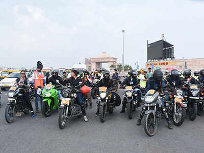 बिना हेल्मेट निकली बीजेपी की बाइक रैली