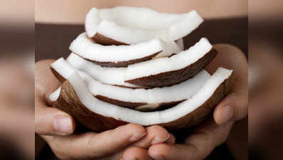 गर्मियों में शरीर को ठंडा रखना है, रोज सोने से पहले खाएं नारियल