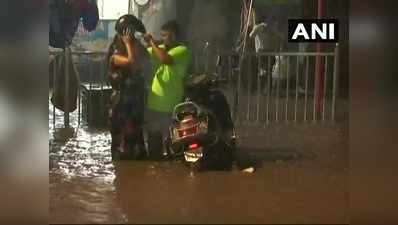 प्री-मॉनसून के साथ मुंबई में भारी बारिश, कई जगहों पर जलभराव