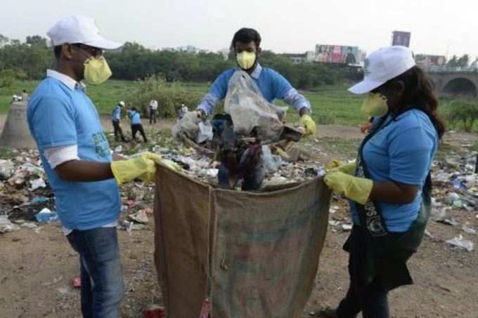 हैदराबाद में मुसी नदी से निकाला गया कचरा-प्लास्टिक