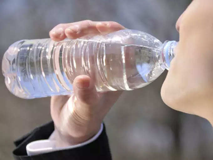 पानी की बोतल को गर्म होने से बचाएं