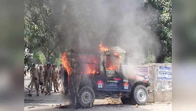 इलाहाबादः छात्रों का तांडव, पुलिस जीप सहित कई वाहनों में लगाई आग