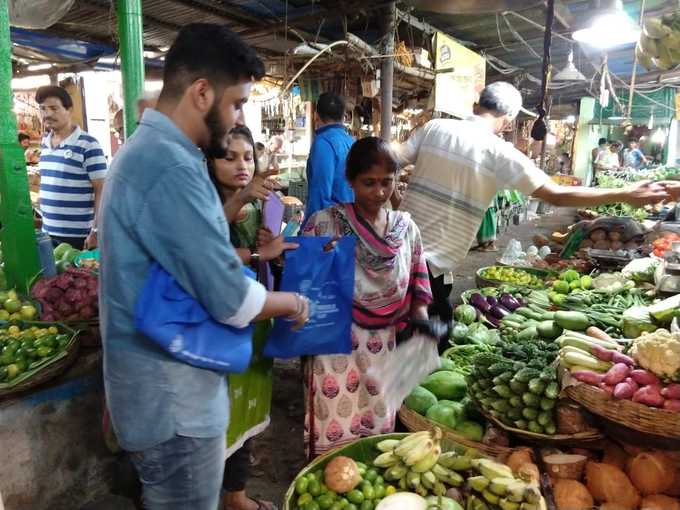 ক্রেতাদেরও দেওয়া হচ্ছে কাপড়ের ব্যাগ।