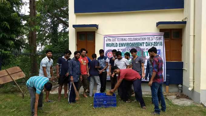 হোস্টেল এর চারপাশের প্লাস্টিক বর্জ্য পরিষ্কার করছে ছাত্ররা