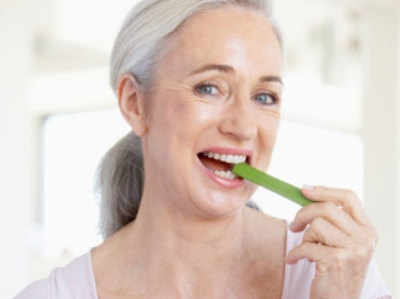 बढ़ती उम्र में रखें दांतों का ख्याल, मुंह को सूखा न रखें