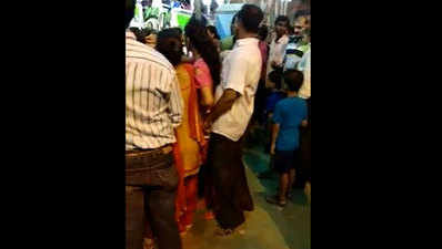 पश्चिम बंगाल: भीड़ में नाबालिग को छू रहे युवक का विडियो वायरल