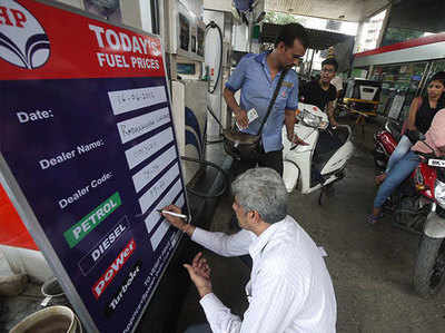 10 दिन में 1 रुपये सस्ता हुआ पेट्रोल, डीजल पर भी मिली राहत