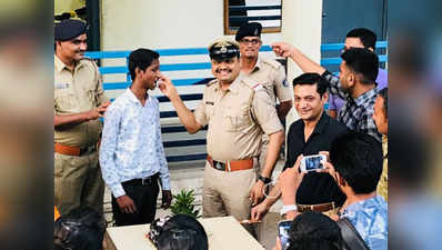 थाने में पुलिसकर्मियों ने मनाया सफाईकर्मी के जन्मदिन का जश्न, किया पौधारोपण