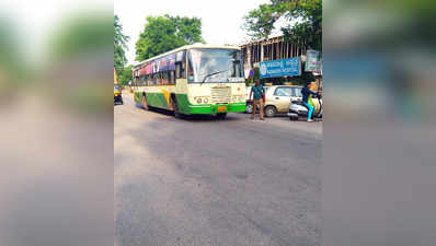 ತಂಗುದಾಣವಿಲ್ಲದೆ ಬಸವಳಿದ ಪ್ರಯಾಣಿಕರು