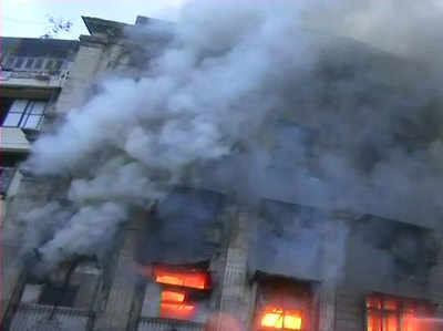 मुंबई: आग में जलकर खाक कोठारी बिल्डिंग, दक्षिणी हिस्सा ढहा, 2 दमकल कर्मी जख्मी