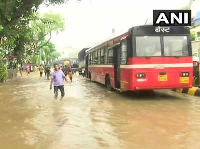 मुंबई में भारी बारिश के बाद जलभराव से परेशान हुए लोग, अगले दो दिन का अलर्ट जारी