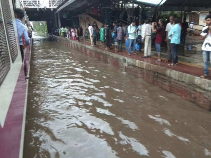 ಸಿಯೋನ್‌ ರೈಲು ನಿಲ್ದಾಣದಲ್ಲಿ ಹಳಿಗಳ ಮೇಲೆ ಪ್ರವಾಹ