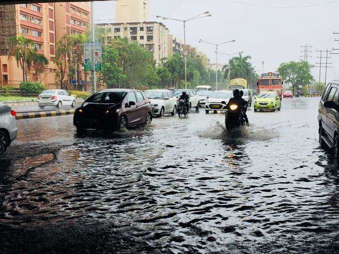 ಪಾಮ್‌ ಬೀಚ್‌ ರಸ್ತೆ-ವಾಶಿ, ನವೀ ಮುಂಬಯಿಯ ನೋಟವಿದು.