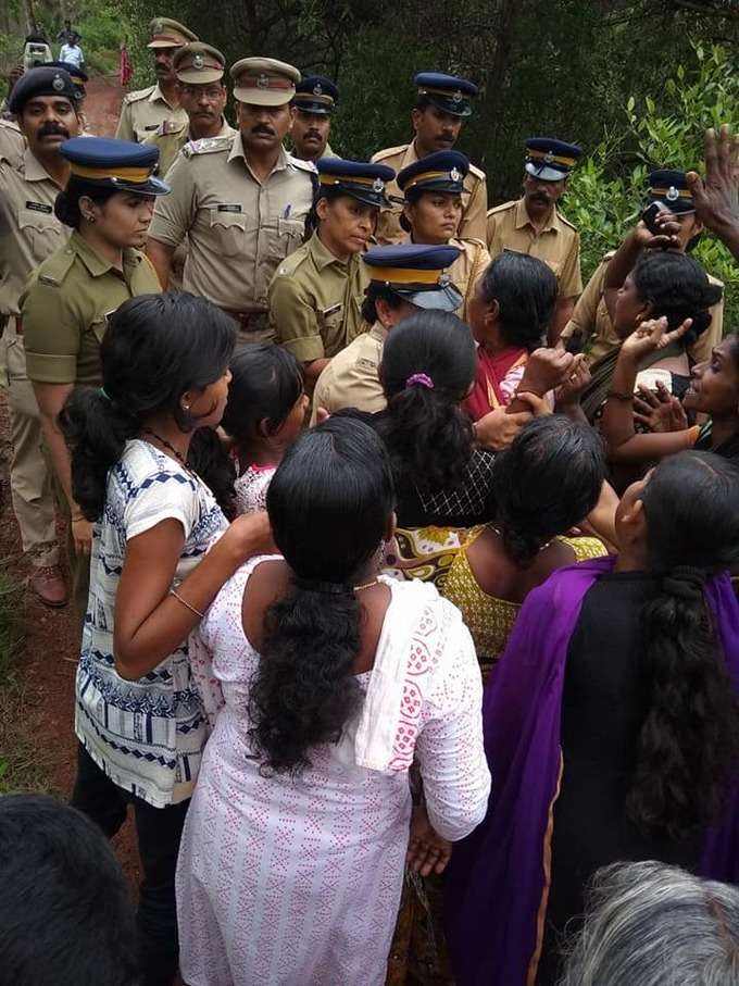 സ്ത്രീകളും കുട്ടികളുമടങ്ങുന്ന പ്രദേശവാസികളെ പോലീസ് അറസ്റ്റ് ചെയ്തിരുന്നു