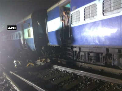 महाराष्ट्र: पटरी से उतरे मुंबई-हावड़ा मेल के तीन डिब्बे, 12 ट्रेनें रद्द