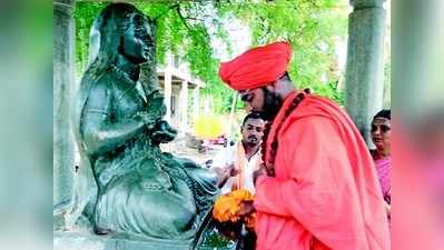 ಚನ್ನಮ್ಮನ ಸಮಾಧಿಗೆ ವಚನಾನಂದ ಸ್ವಾಮೀಜಿ ಭೇಟಿ