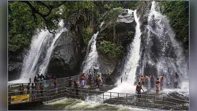 குற்றாலத்தில் களைகட்டிய சீசன்: ஆர்ப்பரிக்கும் அருவியில் ஆட்டம் போடும் பயணிகள்!