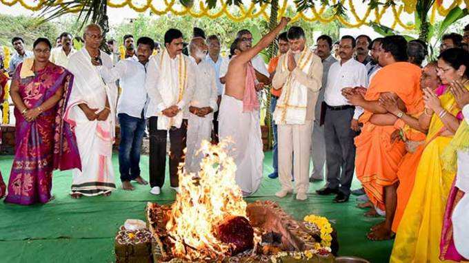 ప్రాజెక్టు వద్ద హోమం నిర్వహిస్తున్న చంద్రబాబు