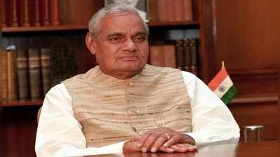 Vajpayee Health: বাজপেয়িকে দেখতে হাসপাতালে মনমোহন