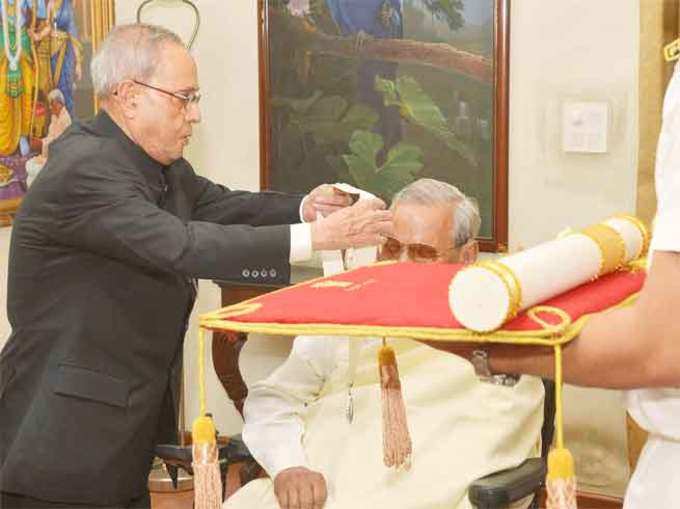 पूर्व पीएम अटल बिहारी वाजपेयी को भारत रत्न देते तत्कालीन राष्ट्रपति प्रणब मुखर्जी (फाइल फोटो)