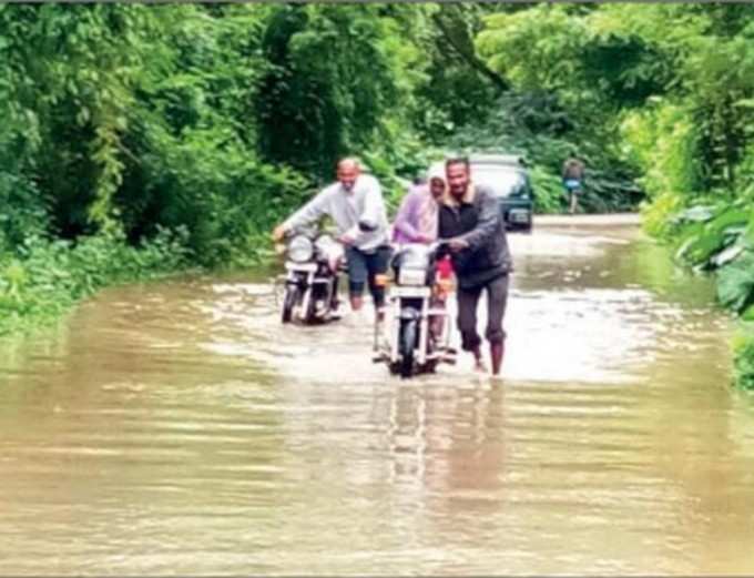 ಅರಕಲಗೂಡು-ಸಂತೆಮರೂರು ರಸ್ತೆ ಜಲಾವೃತ