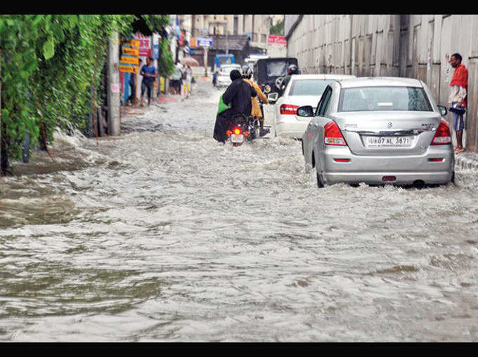 जलभराव वाले इलाके में जानें से बचें