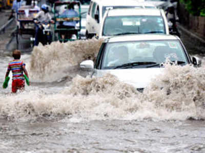टिप्स: पानी भरी सड़कों पर ऐसे ड्राइव करें कार