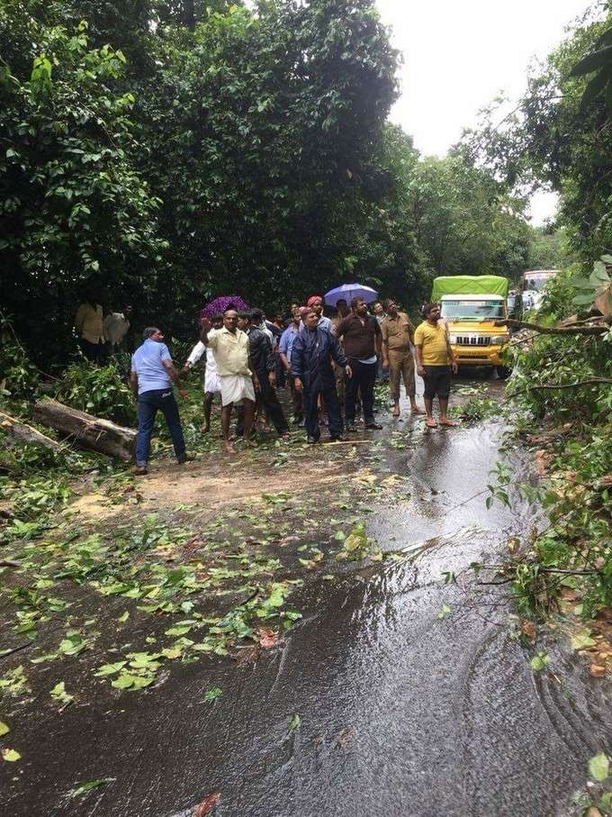 ಸ್ಥಳೀಯರಿಂದ ತೆರವು ಕಾರ್ಯಾಚರಣೆ