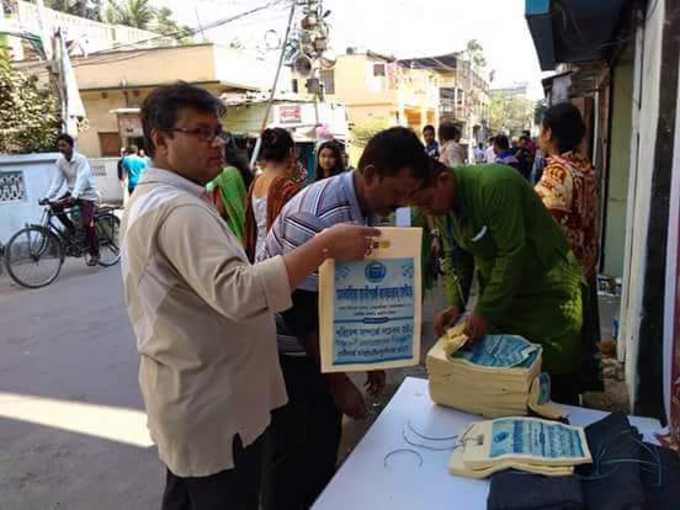 চলছে চটের ব্যাগ  বিতরণ পর্ব