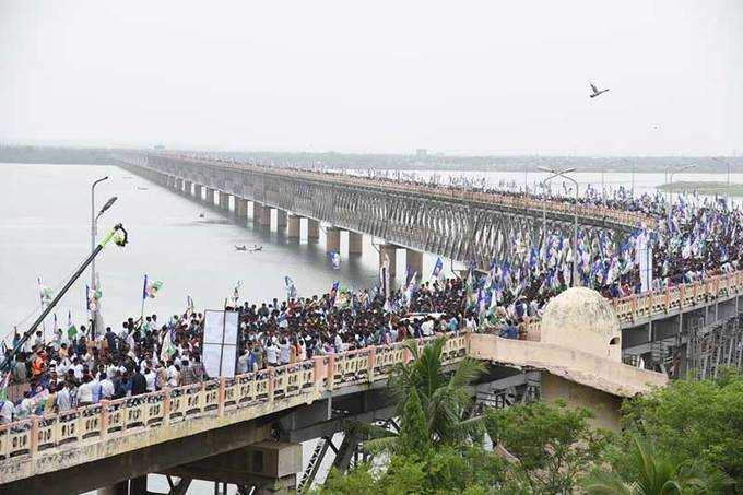 రాజమండ్రిలో జగన్ పాదయాత్ర.. జన‘గోదారి’లా వంతెన