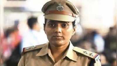 Woman Railway Cop: সেলাম বম্বে! রেলপুলিশের এই মহিলা জওয়ানের জীবন পড়ছে ক্লাস X... কেন?