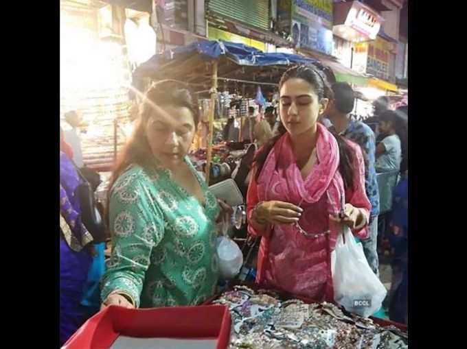 हैदराबाद के लाड बाजार में शॉपिंग